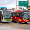 Imagen de dos buses de TransMilenio en la Avenida el Dorado