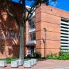 Foto que muestra la fachada de una biblioteca de Bogotá