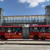 Foto de un bus de TransMilenio en una vía de Bogotá