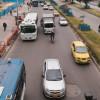 Foto que muestra vehículos andando por las calles
