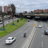 Imagen panorámica de una vía en la que circulan varios tipos de vehículos automotores