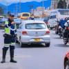 Foto de un agente de tránsito en una vía de Bogotá