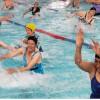 Imagen de varias personas mayores disfrutando de una clase de aqua rumba.