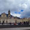 Imagen panorámica de la Plaza de Bolívar de Bogotá en la que se ve evidencia un día soleado