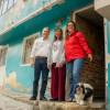 Foto que muestra tres personas sonriendo 