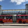 Foto de un bus de TransMilenio en una vía de Bogotá