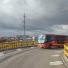 Foto de un TransMilenio en un puente 