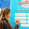 Imagen de una joven mujer escribiendo en un tablero el seguimiento de sus vacunas