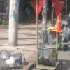 Foto que muestra bolsas de basura y un trabajador de la UAESP