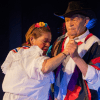 Imagen de una mujer y un hombre adultos mayores bailando con trajes típicos.