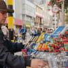 Foto de un vendedor informal en la carrera Séptima de Bogotá.