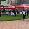 Foto que muestra carpas rojas instaladas en el primer EcoFest de Bogotá 
