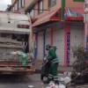 foto que muestra un camión recolector de basura y trabajadores de la UAESP