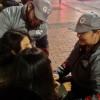 Gestores del Orden atendiendo a una ciudadana en zona de rumba