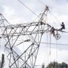Foto que muestra una antena de energía y trabajadores de Enel Colombia