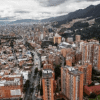 Imagen panorámica de Bogotá con tiempo parcialmente nublado.