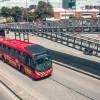 Foto de un bus de TransMilenio en una vía de Bogotá