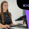 Foto de una mujer accediendo de manera virtual a cursos gratis de 'Experta'.