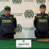 Imagen de los Policías con las armas incautadas 