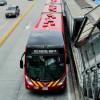 Foto de un bus de TransMilenio en una vía de Bogotá