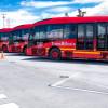 Foto de varios buses de TransMilenio estacionados. 