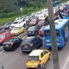 Foto de manifestantes en una vía de Bogotá 