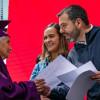 El alcalde Carlos Fernando Galán entregando un diploma a una mujer