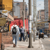 Foto de una persona caminando en una calle de Bogotá 