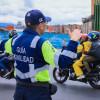 Foto de una agente de tránsito en una vía de Bogotá 