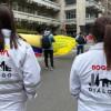 Foto de gestores de diálogo marchando por las calles de Bogotá 