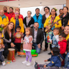 Imagen del alcalde Carlos Fernando Galán con niños y niñas que iniciaron clases en el Jardín Infantil
