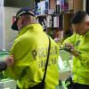 Policías en operativo en tienda de celulares 