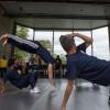 Imagen de varios jóvenes practicando danza urbana