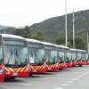 Foto de varios buses de TransMilenio estacionados. 
