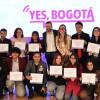 Foto del alcalde Carlos Fernando Galán junto a graduados del programa 'Yes, Bogotá'.