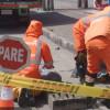 Foto que muestra trabajadores de Aguas Bogotá limpiando un sumidero