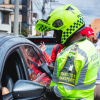Imagen de un policía pidiendo papeles a un conductor