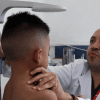 Foto de un doctor con un niño 