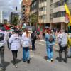 Foto de gestores de diálogo acompañando marchas y manifestaciones por las calles de Bogotá.