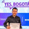 Foto de un joven con su diploma de graduación del programa 'Yes, Bogotá'