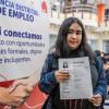 Foto de una bogotana accediendo a servios de la Agencia Distrital de Empleo.