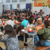 Imagen de un comedor comunitario con gente comiendo
