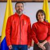 Foto que muestra al alcalde Carlos Fernando Galán y la nueva secretaria de Educación Julia Rubiano