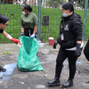 Imagen de varias personas recogiendo basura