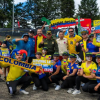 Foto de un grupo de personas con la camiseta de la selección Colombia