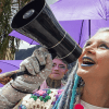 Imagen de una mujer con un megáfono