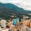 Foto panorámica del centro de Bogotá y los Cerros Orientales.