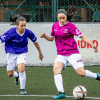 Foto de dos mujeres jugando fútbol