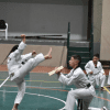 Foto de dos niñas practicando karate en Bogotá 