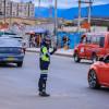 Foto de una agente de trásnito en una vía de Bogotá